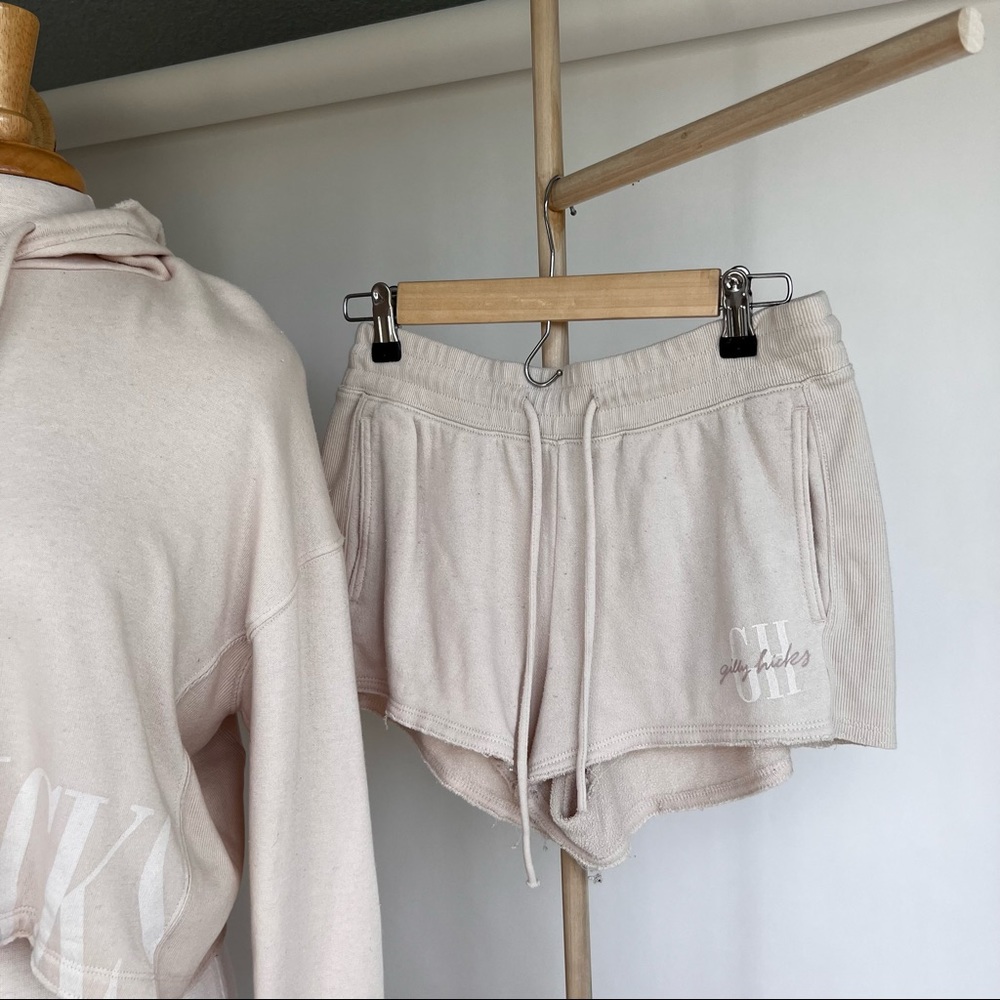 SOLD ❌ CREAM SWEATSHIRT AND SHORTS LOUNGE SET - Picture 6 of 6